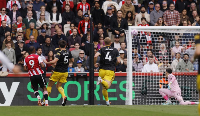 Soccer Football - Premier League - Brentford v Manchester United - GTech Community Stadium, London, Britain - September 27, 2025 Brentford's Igor Thiago scores their first goal Action Images via Reuters/Andrew Couldridge EDITORIAL USE ONLY. NO USE WITH UNAUTHORIZED AUDIO, VIDEO, DATA, FIXTURE LISTS, CLUB/LEAGUE LOGOS OR 'LIVE' SERVICES. ONLINE IN-MATCH USE LIMITED TO 120 IMAGES, NO VIDEO EMULATION. NO USE IN BETTING, GAMES OR SINGLE CLUB/LEAGUE/PLAYER PUBLICATIONS. PLEASE CONTACT YOUR ACCOUNT REPRESENTATIVE FOR FURTHER DETAILS..