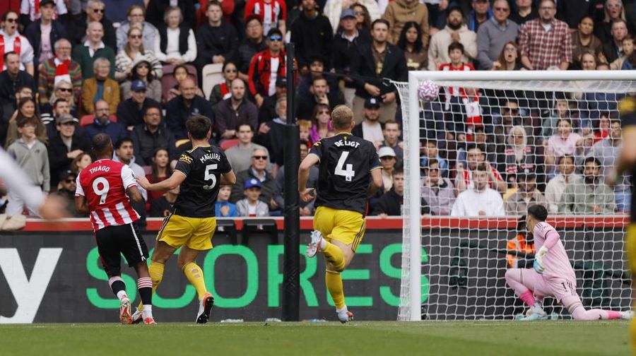 Soccer Football - Premier League - Brentford v Manchester United - GTech Community Stadium, London, Britain - September 27, 2025 Brentford's Igor Thiago scores their first goal Action Images via Reuters/Andrew Couldridge EDITORIAL USE ONLY. NO USE WITH UNAUTHORIZED AUDIO, VIDEO, DATA, FIXTURE LISTS, CLUB/LEAGUE LOGOS OR 'LIVE' SERVICES. ONLINE IN-MATCH USE LIMITED TO 120 IMAGES, NO VIDEO EMULATION. NO USE IN BETTING, GAMES OR SINGLE CLUB/LEAGUE/PLAYER PUBLICATIONS. PLEASE CONTACT YOUR ACCOUNT REPRESENTATIVE FOR FURTHER DETAILS..