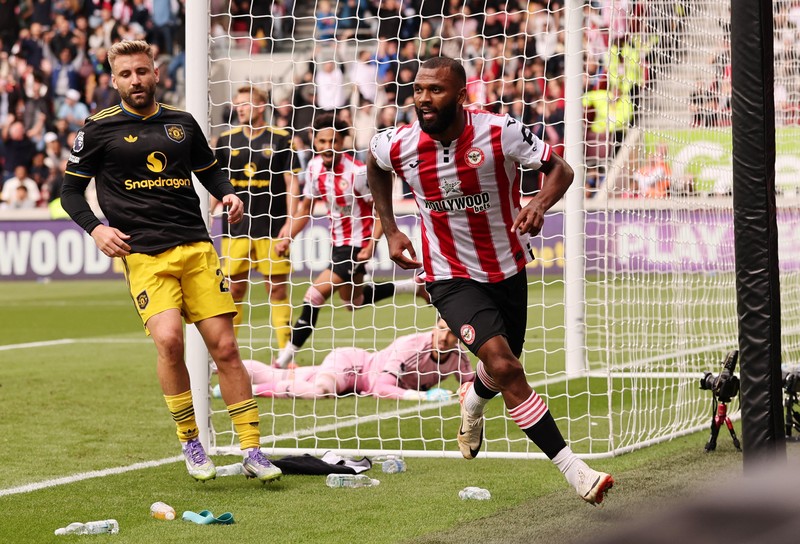 Soccer Football - Premier League - Brentford v Manchester United - GTech Community Stadium, London, Britain - September 27, 2025 Brentford's Igor Thiago scores their first goal Action Images via Reuters/Andrew Couldridge EDITORIAL USE ONLY. NO USE WITH UNAUTHORIZED AUDIO, VIDEO, DATA, FIXTURE LISTS, CLUB/LEAGUE LOGOS OR 'LIVE' SERVICES. ONLINE IN-MATCH USE LIMITED TO 120 IMAGES, NO VIDEO EMULATION. NO USE IN BETTING, GAMES OR SINGLE CLUB/LEAGUE/PLAYER PUBLICATIONS. PLEASE CONTACT YOUR ACCOUNT REPRESENTATIVE FOR FURTHER DETAILS..