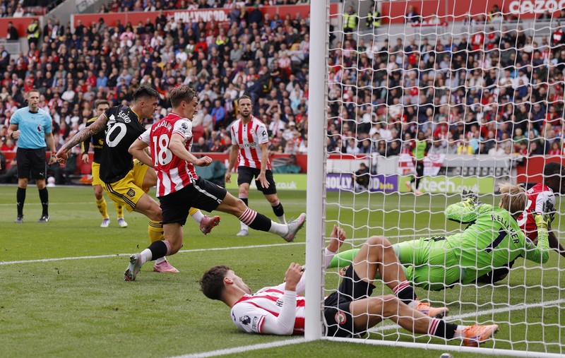 Soccer Football - Premier League - Brentford v Manchester United - GTech Community Stadium, London, Britain - September 27, 2025 Brentford's Igor Thiago scores their first goal Action Images via Reuters/Andrew Couldridge EDITORIAL USE ONLY. NO USE WITH UNAUTHORIZED AUDIO, VIDEO, DATA, FIXTURE LISTS, CLUB/LEAGUE LOGOS OR 'LIVE' SERVICES. ONLINE IN-MATCH USE LIMITED TO 120 IMAGES, NO VIDEO EMULATION. NO USE IN BETTING, GAMES OR SINGLE CLUB/LEAGUE/PLAYER PUBLICATIONS. PLEASE CONTACT YOUR ACCOUNT REPRESENTATIVE FOR FURTHER DETAILS..