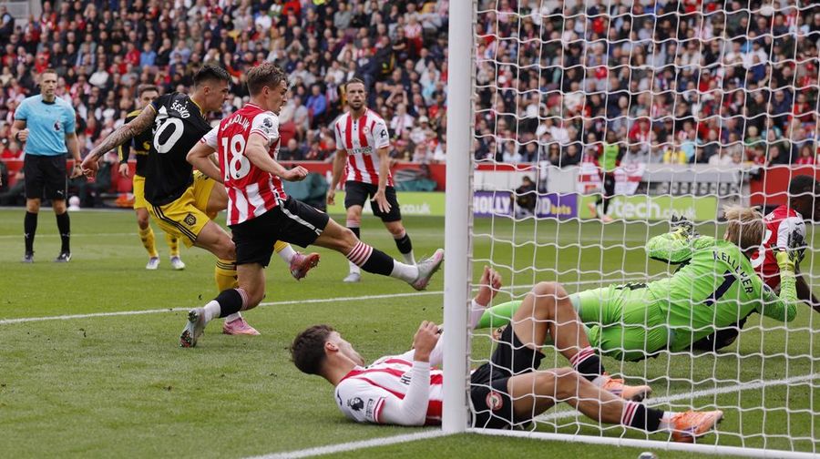 Soccer Football - Premier League - Brentford v Manchester United - GTech Community Stadium, London, Britain - September 27, 2025 Brentford's Igor Thiago scores their first goal Action Images via Reuters/Andrew Couldridge EDITORIAL USE ONLY. NO USE WITH UNAUTHORIZED AUDIO, VIDEO, DATA, FIXTURE LISTS, CLUB/LEAGUE LOGOS OR 'LIVE' SERVICES. ONLINE IN-MATCH USE LIMITED TO 120 IMAGES, NO VIDEO EMULATION. NO USE IN BETTING, GAMES OR SINGLE CLUB/LEAGUE/PLAYER PUBLICATIONS. PLEASE CONTACT YOUR ACCOUNT REPRESENTATIVE FOR FURTHER DETAILS..