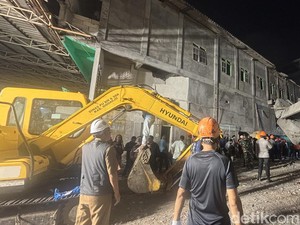 Alat Berat Diterjunkan ke Lokasi Bangunan Ponpes Al Khoziny yang Ambruk