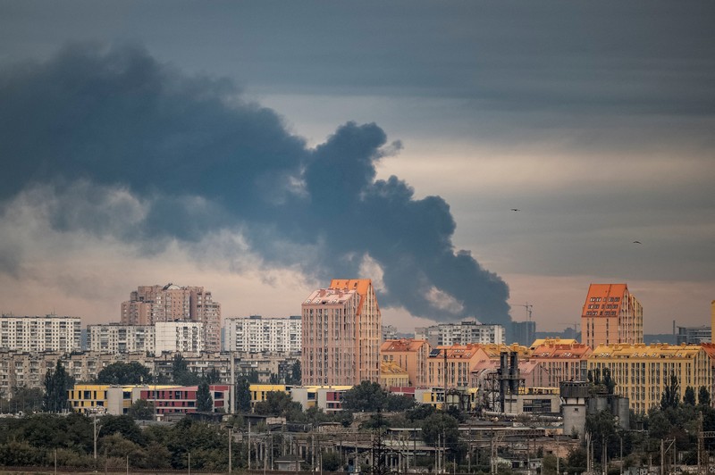 Ledakan menerangi langit di atas kota selama serangan pesawat tak berawak dan rudal Rusia, di tengah serangan Rusia terhadap Ukraina, di Kyiv, Ukraina, 28 September 2025. (REUTERS/Vladyslav Sodel)