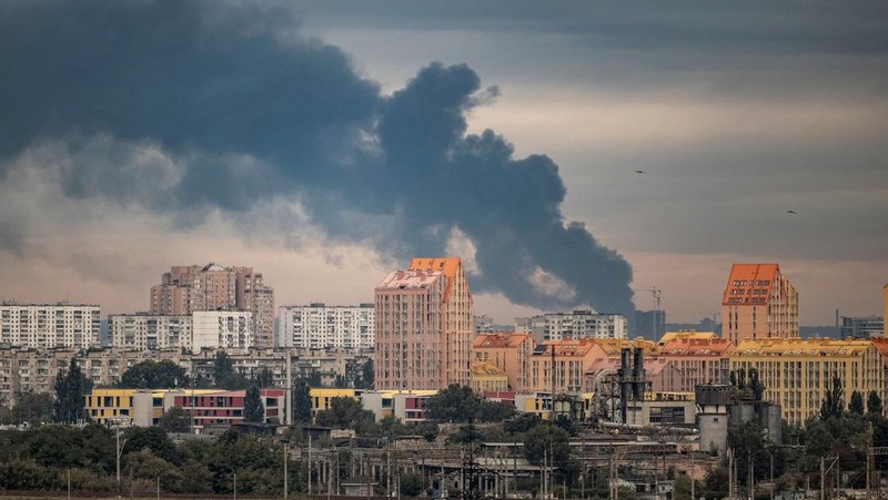 Ledakan menerangi langit di atas kota selama serangan pesawat tak berawak dan rudal Rusia, di tengah serangan Rusia terhadap Ukraina, di Kyiv, Ukraina, 28 September 2025. (REUTERS/Vladyslav Sodel)