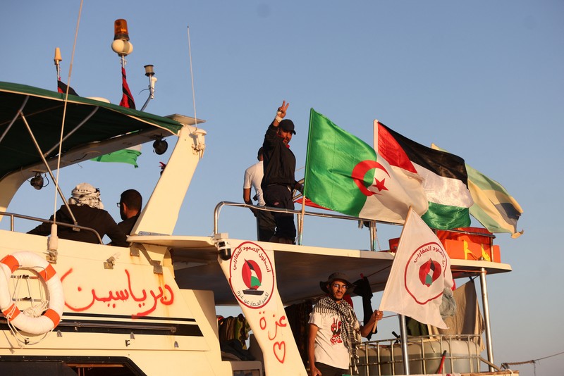 Awak kapal berinteraksi dari atas kapal, bagian dari Armada Sumud Global yang bertujuan mencapai Gaza dan menerobos blokade laut Israel, saat berlayar di lepas pulau Koufonisi, Yunani, 26 September 2025. Awak kapal berinteraksi dari atas kapal, bagian dari Armada Sumud Global yang bertujuan mencapai Gaza dan menerobos blokade laut Israel, saat berlayar di lepas pulau Koufonisi, Yunani, 26 September 2025. (REUTERS/Stefanos Rapanis)