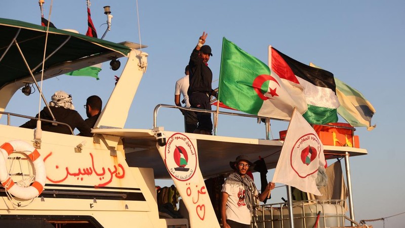 Awak kapal berinteraksi dari atas kapal, bagian dari Armada Sumud Global yang bertujuan mencapai Gaza dan menerobos blokade laut Israel, saat berlayar di lepas pulau Koufonisi, Yunani, 26 September 2025. (REUTERS/Stefanos Rapanis)