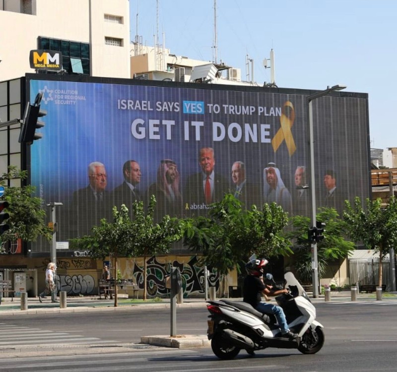 Billboard yang menampilkan Presiden Indonesia Prabowo Subianto bersama para pemimpin AS, Israel dan Arab dipajang di Tel Aviv, Israel. (X/AbrahamShield25)