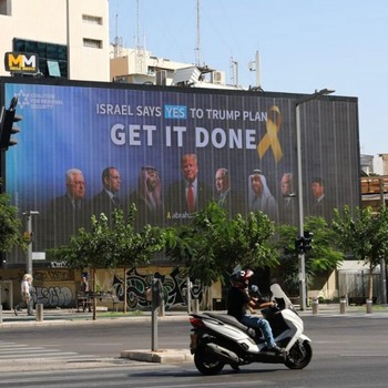 Heboh! Baliho Wajah Presiden Prabowo Terpampang di Tel Aviv Israel