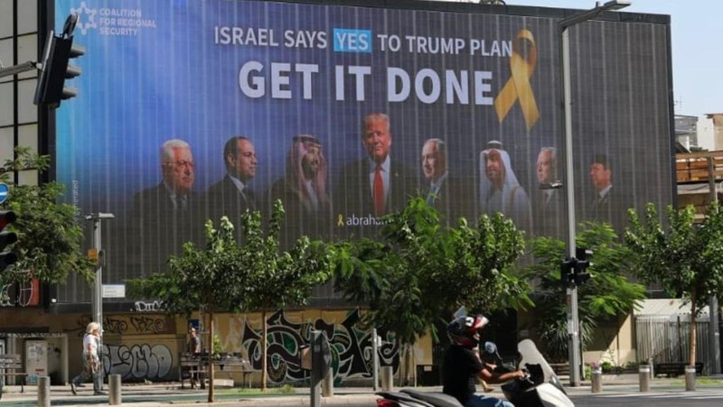 Billboard yang menampilkan Presiden Indonesia Prabowo Subianto bersama para pemimpin AS, Israel dan Arab dipajang di Tel Aviv, Israel. (X/AbrahamShield25)