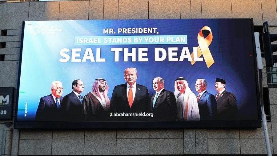 Billboard yang menampilkan Presiden Indonesia Prabowo Subianto bersama para pemimpin AS, Israel dan Arab dipajang di Tel Aviv, Israel. (X/AbrahamShield25)
