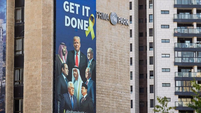 Billboard yang menampilkan Presiden Indonesia Prabowo Subianto bersama para pemimpin AS, Israel dan Arab dipajang di Tel Aviv, Israel. (X/AbrahamShield25)