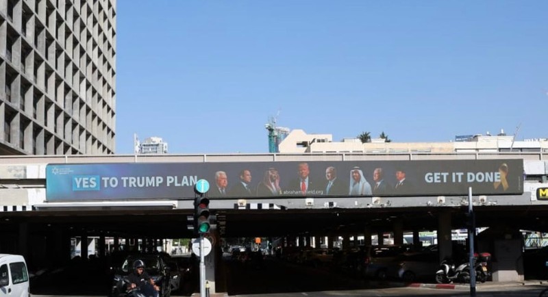 Billboard yang menampilkan Presiden Indonesia Prabowo Subianto bersama para pemimpin AS, Israel dan Arab dipajang di Tel Aviv, Israel. (X/AbrahamShield25)