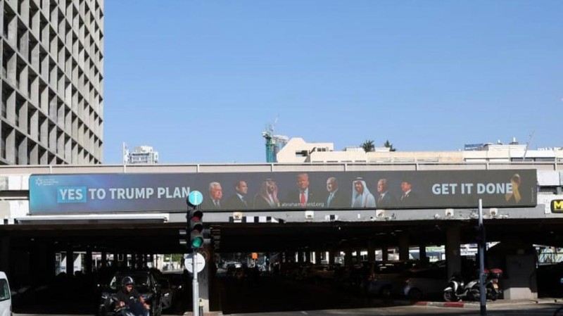 Billboard yang menampilkan Presiden Indonesia Prabowo Subianto bersama para pemimpin AS, Israel dan Arab dipajang di Tel Aviv, Israel. (X/AbrahamShield25)