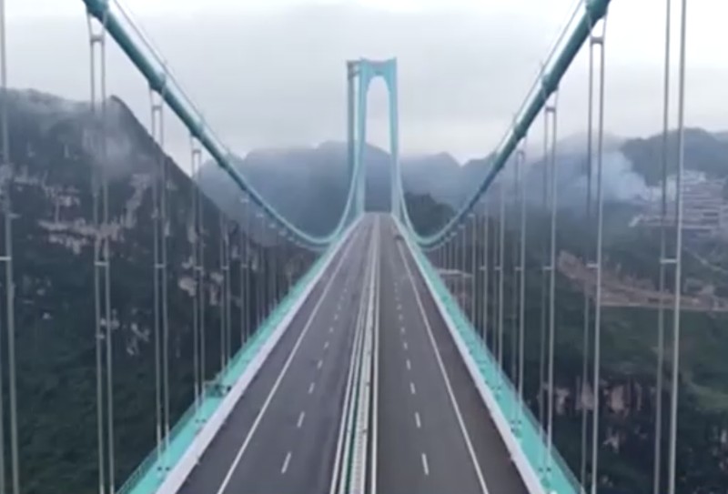 China resmi membuka lalu lintas jembatan Huajiang Grand Canyon di Provinsi Guizhou pada MInggu (28/9) kemarin. Jembatan ini dapat memangkas waktu tempuh dari dua jam menjadi hanya dua menit. (Tangkapan Layar Video/REUTERS)