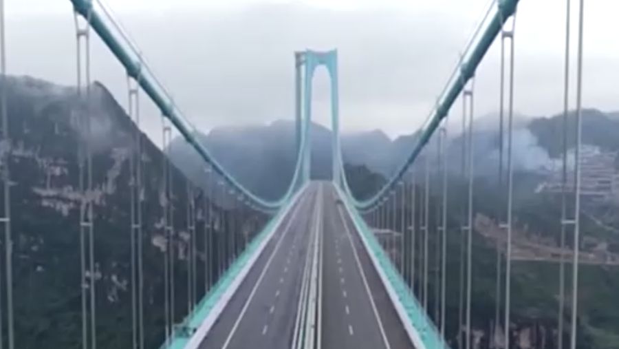 China resmi membuka lalu lintas jembatan Huajiang Grand Canyon di Provinsi Guizhou pada MInggu (28/9) kemarin. Jembatan ini dapat memangkas waktu tempuh dari dua jam menjadi hanya dua menit. (Tangkapan Layar Video/REUTERS)