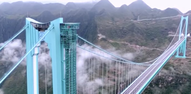 China resmi membuka lalu lintas jembatan Huajiang Grand Canyon di Provinsi Guizhou pada MInggu (28/9) kemarin. Jembatan ini dapat memangkas waktu tempuh dari dua jam menjadi hanya dua menit. (Tangkapan Layar Video/REUTERS)