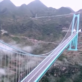 Membelah Langit! Potret Jembatan Tertinggi di Dunia Resmi Beroperasi