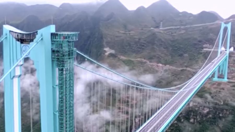 China resmi membuka lalu lintas jembatan Huajiang Grand Canyon di Provinsi Guizhou pada MInggu (28/9) kemarin. Jembatan ini dapat memangkas waktu tempuh dari dua jam menjadi hanya dua menit. (Tangkapan Layar Video/REUTERS) China resmi membuka lalu lintas jembatan Huajiang Grand Canyon di Provinsi Guizhou pada MInggu (28/9) kemarin. Jembatan ini dapat memangkas waktu tempuh dari dua jam menjadi hanya dua menit. (Tangkapan Layar Video/REUTERS)