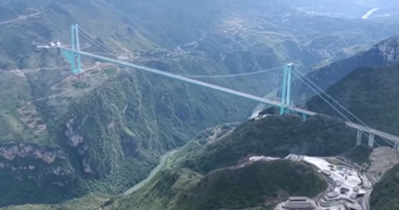 China resmi membuka lalu lintas jembatan Huajiang Grand Canyon di Provinsi Guizhou pada MInggu (28/9) kemarin. Jembatan ini dapat memangkas waktu tempuh dari dua jam menjadi hanya dua menit. (Tangkapan Layar Video/REUTERS)