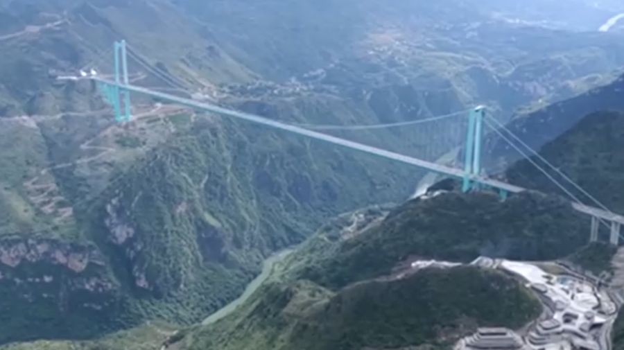 China resmi membuka lalu lintas jembatan Huajiang Grand Canyon di Provinsi Guizhou pada MInggu (28/9) kemarin. Jembatan ini dapat memangkas waktu tempuh dari dua jam menjadi hanya dua menit. (Tangkapan Layar Video/REUTERS)