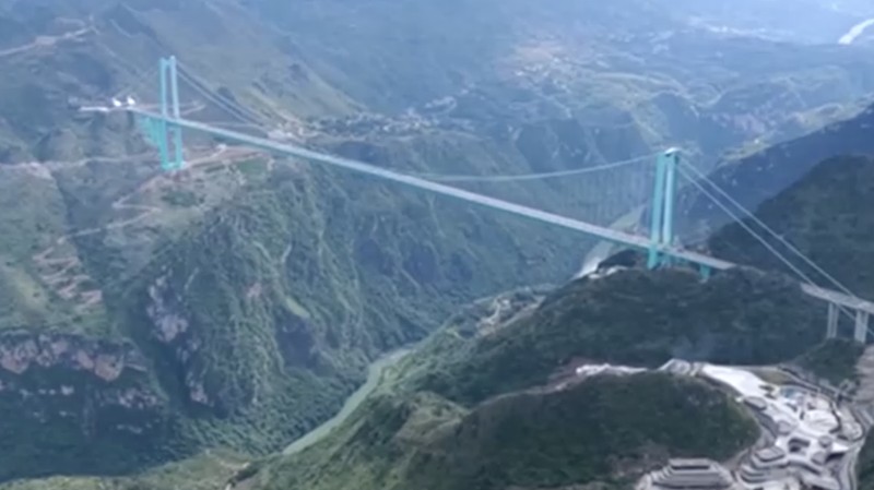 China resmi membuka lalu lintas jembatan Huajiang Grand Canyon di Provinsi Guizhou pada MInggu (28/9) kemarin. Jembatan ini dapat memangkas waktu tempuh dari dua jam menjadi hanya dua menit. (Tangkapan Layar Video/REUTERS)