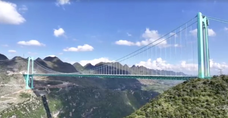 China resmi membuka lalu lintas jembatan Huajiang Grand Canyon di Provinsi Guizhou pada MInggu (28/9) kemarin. Jembatan ini dapat memangkas waktu tempuh dari dua jam menjadi hanya dua menit. (Tangkapan Layar Video/REUTERS)