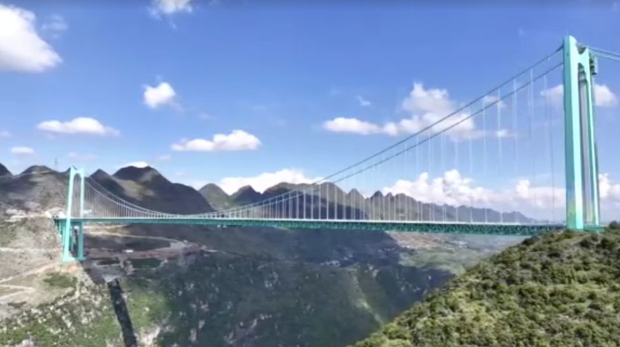 China resmi membuka lalu lintas jembatan Huajiang Grand Canyon di Provinsi Guizhou pada MInggu (28/9) kemarin. Jembatan ini dapat memangkas waktu tempuh dari dua jam menjadi hanya dua menit. (Tangkapan Layar Video/REUTERS)