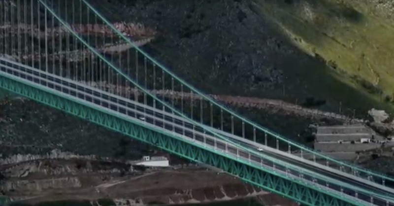 China resmi membuka lalu lintas jembatan Huajiang Grand Canyon di Provinsi Guizhou pada MInggu (28/9) kemarin. Jembatan ini dapat memangkas waktu tempuh dari dua jam menjadi hanya dua menit. (Tangkapan Layar Video/REUTERS)