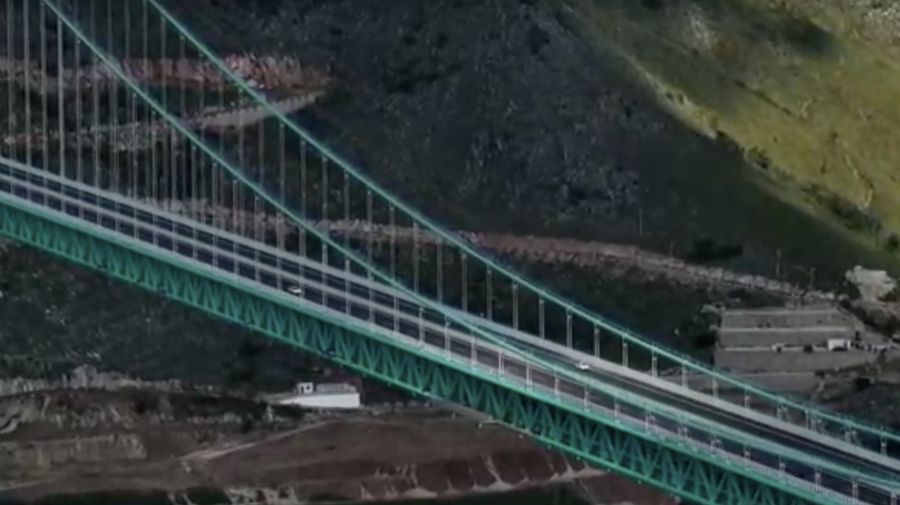 China resmi membuka lalu lintas jembatan Huajiang Grand Canyon di Provinsi Guizhou pada MInggu (28/9) kemarin. Jembatan ini dapat memangkas waktu tempuh dari dua jam menjadi hanya dua menit. (Tangkapan Layar Video/REUTERS)