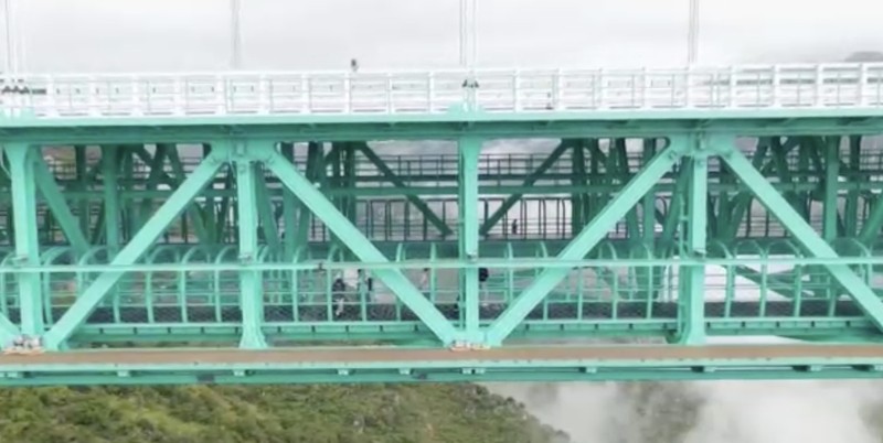 China resmi membuka lalu lintas jembatan Huajiang Grand Canyon di Provinsi Guizhou pada MInggu (28/9) kemarin. Jembatan ini dapat memangkas waktu tempuh dari dua jam menjadi hanya dua menit. (Tangkapan Layar Video/REUTERS) China resmi membuka lalu lintas jembatan Huajiang Grand Canyon di Provinsi Guizhou pada MInggu (28/9) kemarin. Jembatan ini dapat memangkas waktu tempuh dari dua jam menjadi hanya dua menit. (Tangkapan Layar Video/REUTERS)