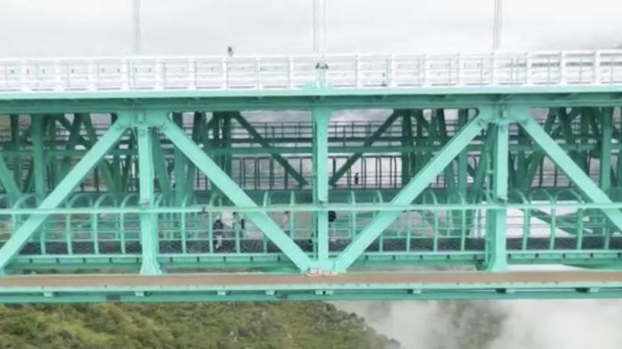 China resmi membuka lalu lintas jembatan Huajiang Grand Canyon di Provinsi Guizhou pada MInggu (28/9) kemarin. Jembatan ini dapat memangkas waktu tempuh dari dua jam menjadi hanya dua menit. (Tangkapan Layar Video/REUTERS)