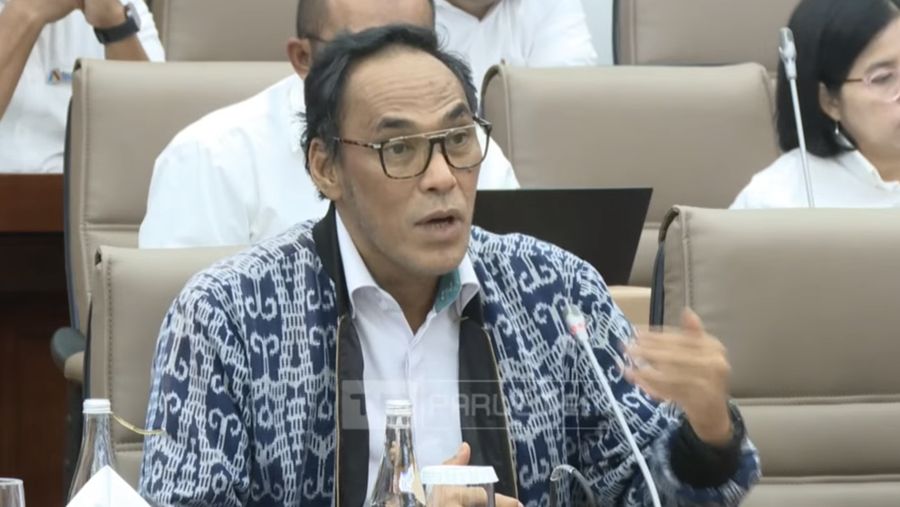 Direktur Utama di PT Aneka Tambang Tbk (Antam), Nicolas D. Kanter menyampaikan paparan dalam Rapat Dengar Pendapat dengan Komisi VI DPR RI. (Tangkapan Layar Youtube/Komisi VI DPR RI Channel)