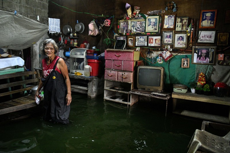 Seorang pria mengarungi jalan yang banjir setelah hujan, yang diperparah oleh Badai Tropis Bualoi, di Dela Paz, Binan, provinsi Laguna, Filipina, 26 September 2025. (REUTERS/Noel Celis)