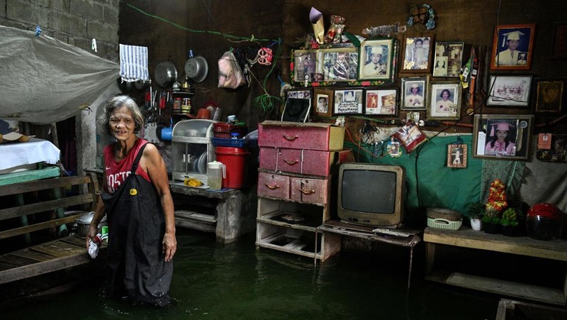 Seorang pria mengarungi jalan yang banjir setelah hujan, yang diperparah oleh Badai Tropis Bualoi, di Dela Paz, Binan, provinsi Laguna, Filipina, 26 September 2025. (REUTERS/Noel Celis)