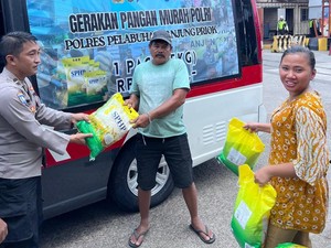Polres Priok Salurkan 2,5 Ton Beras Murah, Disambut Antusias Warga