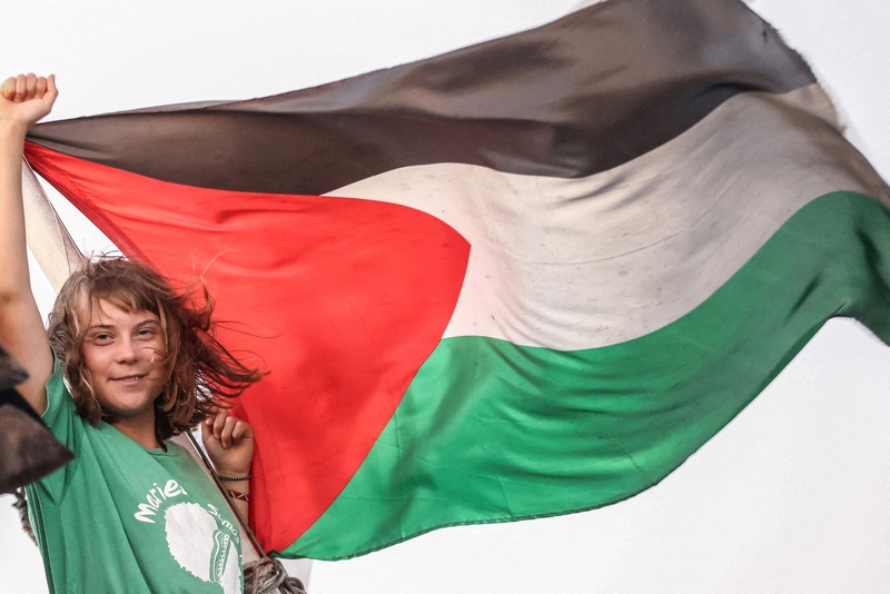 Awak kapal berinteraksi dari atas kapal, bagian dari Armada Sumud Global yang bertujuan mencapai Gaza dan menerobos blokade laut Israel, saat berlayar di lepas pulau Koufonisi, Yunani, 26 September 2025. Awak kapal berinteraksi dari atas kapal, bagian dari Armada Sumud Global yang bertujuan mencapai Gaza dan menerobos blokade laut Israel, saat berlayar di lepas pulau Koufonisi, Yunani, 26 September 2025. (REUTERS/Stefanos Rapanis)