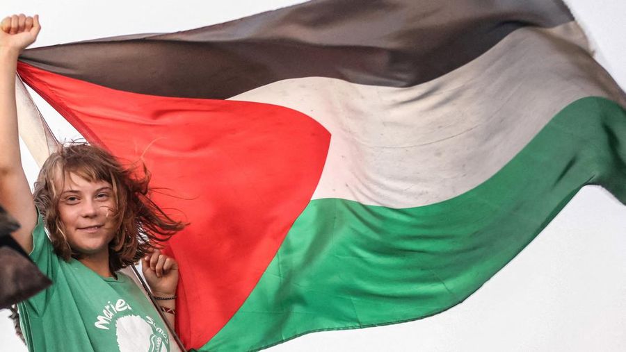 Awak kapal berinteraksi dari atas kapal, bagian dari Armada Sumud Global yang bertujuan mencapai Gaza dan menerobos blokade laut Israel, saat berlayar di lepas pulau Koufonisi, Yunani, 26 September 2025. Awak kapal berinteraksi dari atas kapal, bagian dari Armada Sumud Global yang bertujuan mencapai Gaza dan menerobos blokade laut Israel, saat berlayar di lepas pulau Koufonisi, Yunani, 26 September 2025. (REUTERS/Stefanos Rapanis)