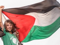 Greta Thunberg Disiksa Otoritas Israel, Diseret-Dipaksa Cium Bendera