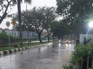 Saluran Air Tersumbat Bikin Jalanan di Alun-alun Depok Banjir Usai Hujan Deras
