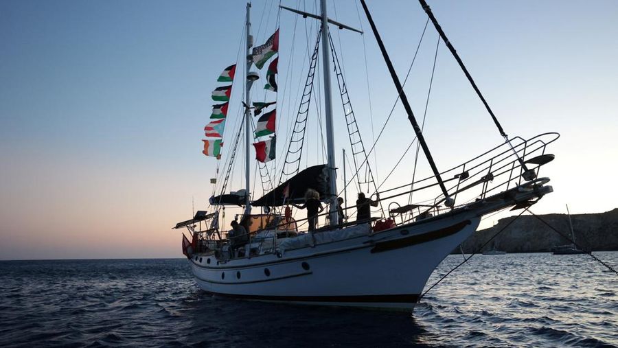 Awak kapal berinteraksi dari atas kapal, bagian dari Armada Sumud Global yang bertujuan mencapai Gaza dan menerobos blokade laut Israel, saat berlayar di lepas pulau Koufonisi, Yunani, 26 September 2025. (REUTERS/Stefanos Rapanis)