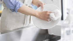 Ternyata, Orang yang Rajin Cuci Piring Punya 7 Sifat Positif Ini!