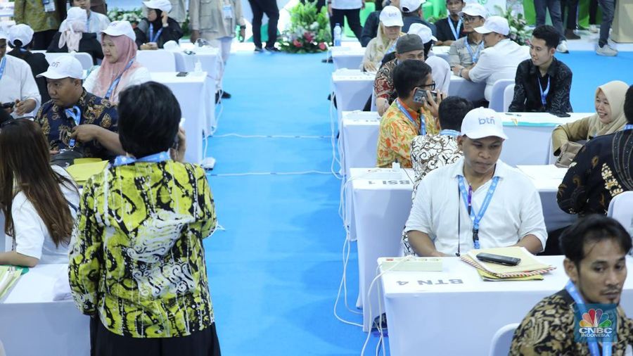 Kementerian Perumahan dan Kawasan Permukiman (PKP) menggelar akad massal sekaligus serah terima 26.000 unit rumah dalam program Kredit Pemilikan Rumah Sejahtera Fasilitas Likuiditas Pembiayaan Perumahan (KPR FLPP). Akad massal ini dihadiri oleh Presiden Prabowo Subianto di Cileungsi, Kabupaten Bogor, Senin, (29/9/2025). (CNBC Indonesia/Tri Susilo)