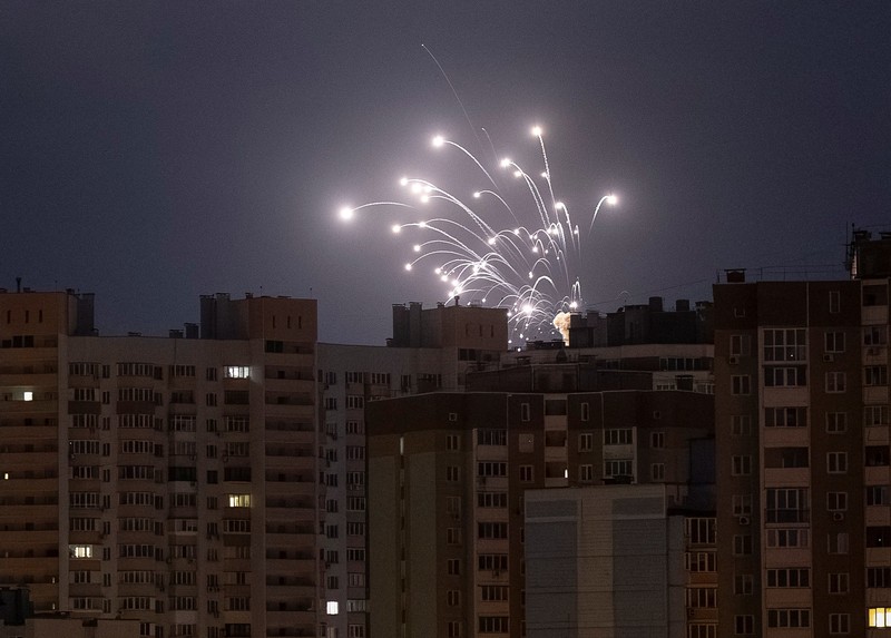 Ledakan menerangi langit di atas kota selama serangan pesawat tak berawak dan rudal Rusia, di tengah serangan Rusia terhadap Ukraina, di Kyiv, Ukraina, 28 September 2025. Ledakan menerangi langit di atas kota selama serangan pesawat tak berawak dan rudal Rusia, di tengah serangan Rusia terhadap Ukraina, di Kyiv, Ukraina, 28 September 2025. (REUTERS/Vladyslav Sodel)