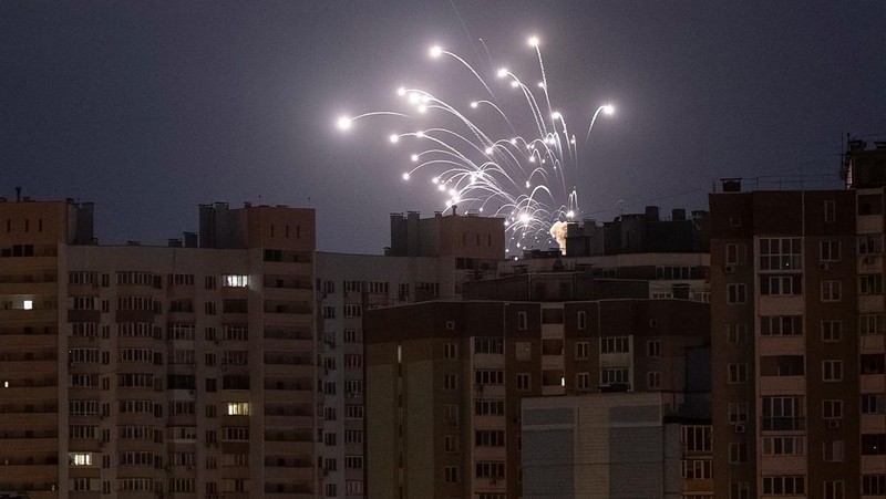 Ledakan menerangi langit di atas kota selama serangan pesawat tak berawak dan rudal Rusia, di tengah serangan Rusia terhadap Ukraina, di Kyiv, Ukraina, 28 September 2025. (REUTERS/Vladyslav Sodel)