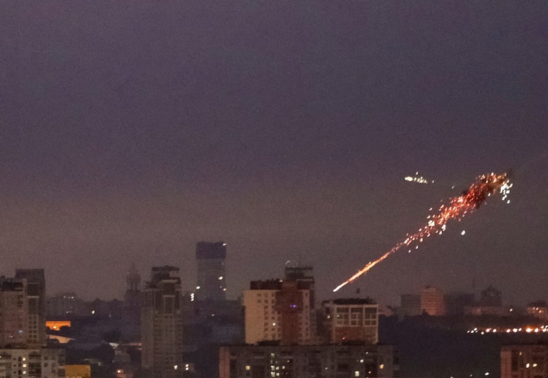 Ledakan menerangi langit di atas kota selama serangan pesawat tak berawak dan rudal Rusia, di tengah serangan Rusia terhadap Ukraina, di Kyiv, Ukraina, 28 September 2025. Ledakan menerangi langit di atas kota selama serangan pesawat tak berawak dan rudal Rusia, di tengah serangan Rusia terhadap Ukraina, di Kyiv, Ukraina, 28 September 2025. (REUTERS/Vladyslav Sodel)