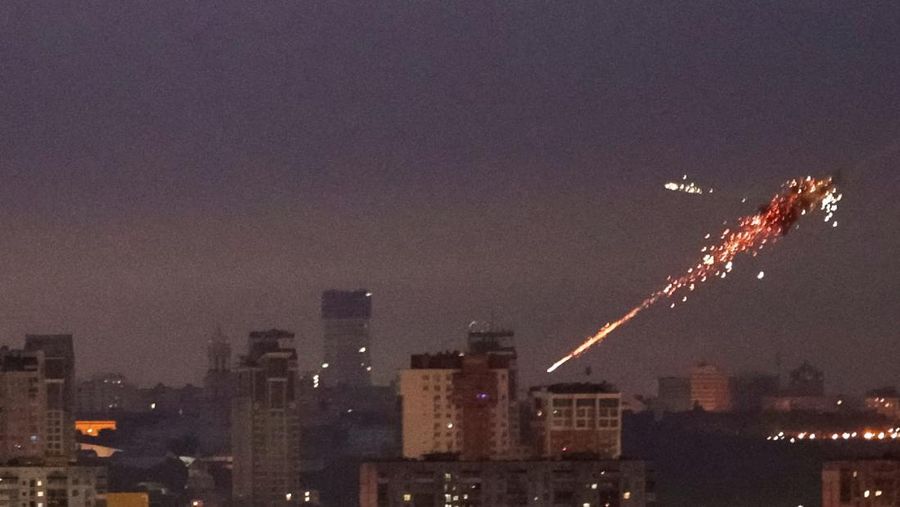 Ledakan menerangi langit di atas kota selama serangan pesawat tak berawak dan rudal Rusia, di tengah serangan Rusia terhadap Ukraina, di Kyiv, Ukraina, 28 September 2025. (REUTERS/Vladyslav Sodel)