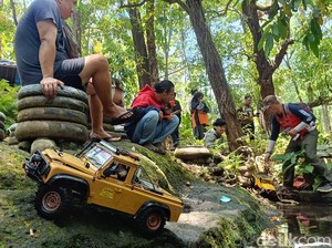 Serunya Main Mobil Offroad Remote Control di Lereng Bromo