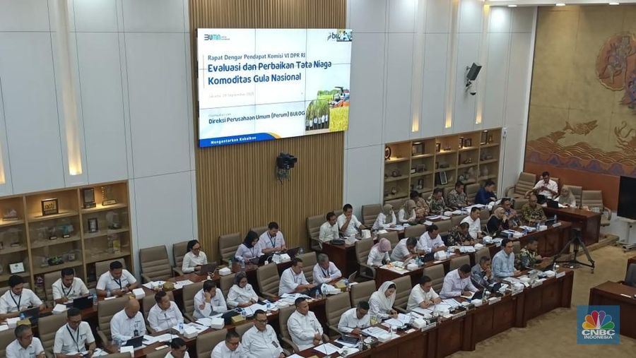 Mendag Budi Santoso dan jajarannya dalam rapat kerja (raker) dan rapat dengar pendapat (RDP) bersama Direktur Utaa RNI, PTPN III, dan Perum Bulog dengan Komisi VI DPR RI di Jakarta, Senin (29/9/2025). (CNBC Indonesia/Martyasari RIzky)