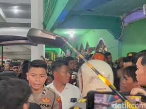 Isak Tangis Iringi Pencarian Korban Musala Ambruk di Ponpes Al Khoziny