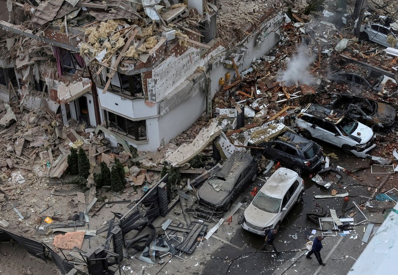 Ledakan menerangi langit di atas kota selama serangan pesawat tak berawak dan rudal Rusia, di tengah serangan Rusia terhadap Ukraina, di Kyiv, Ukraina, 28 September 2025. Ledakan menerangi langit di atas kota selama serangan pesawat tak berawak dan rudal Rusia, di tengah serangan Rusia terhadap Ukraina, di Kyiv, Ukraina, 28 September 2025. (REUTERS/Vladyslav Sodel)